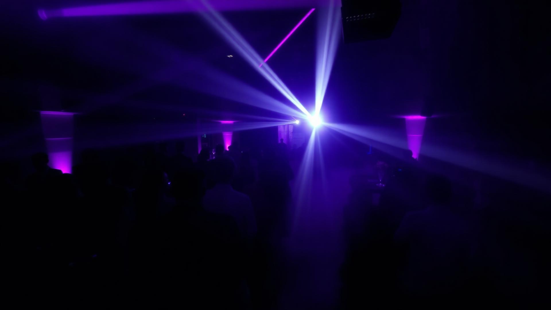Moving heads i mgła – atmosfera klubu